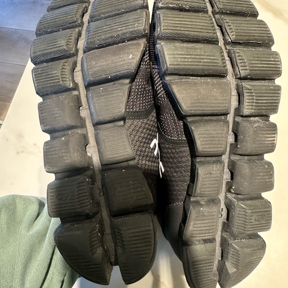 On cloud Swiss engineering sneakers - Picture 2 of 3